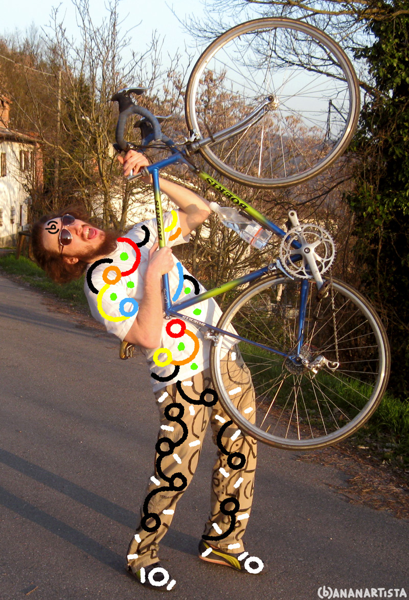 (b)ananartista_durante-un-momento-di-biciclismo (b)ananartista with bike