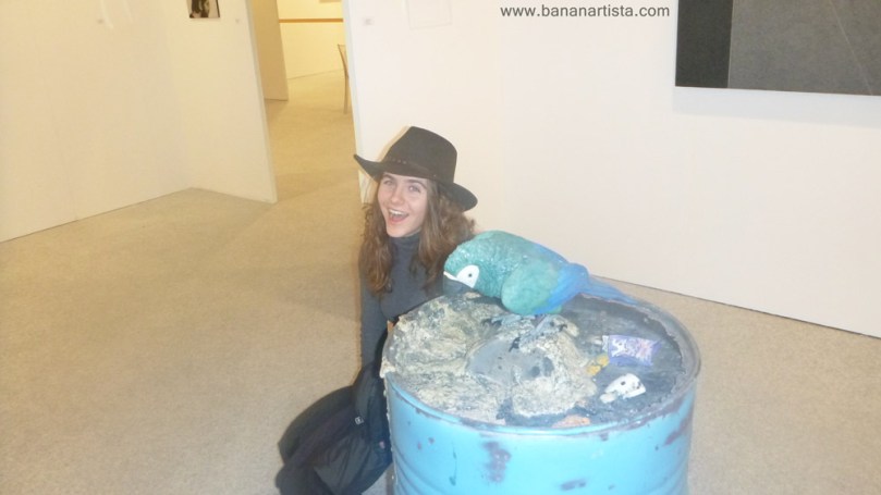 Bianca Brecce con un pappagallo a Bergamo Arte Fiera