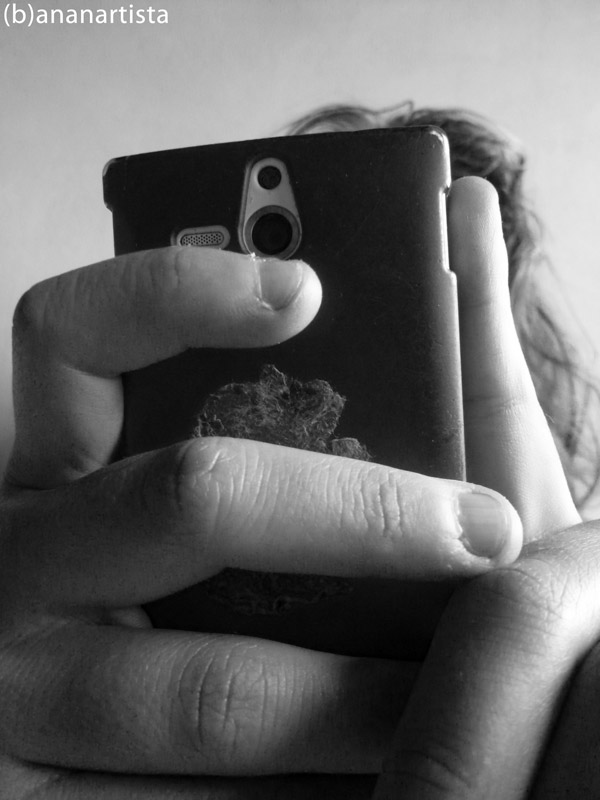 RITRATTO DI RAGAZZA CON CELLULARE (hair, hands and a smartphone) ritratto fotografico in bianco e nero di (b)ananartista sbuff © 2015 all rights reserved
