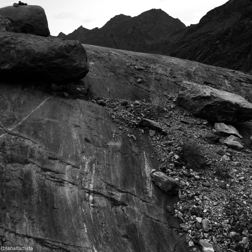 logogrifo Gaia: paesaggio alpino in bianco e nero di (b)ananartista sbuff