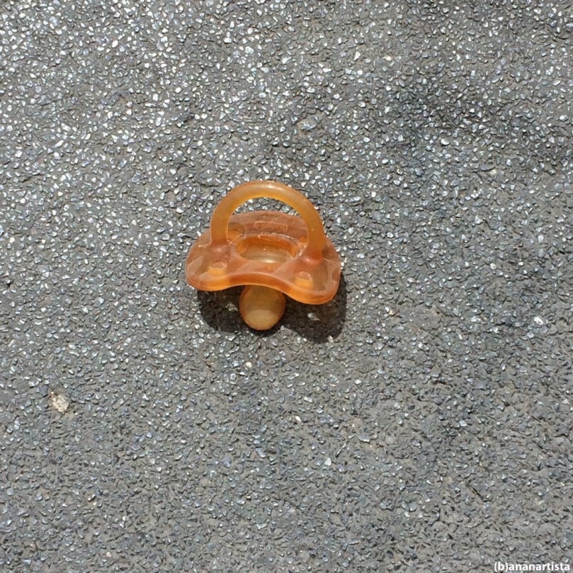 il ciuccio abbandonato: fotografia di (b)ananartista sbuff