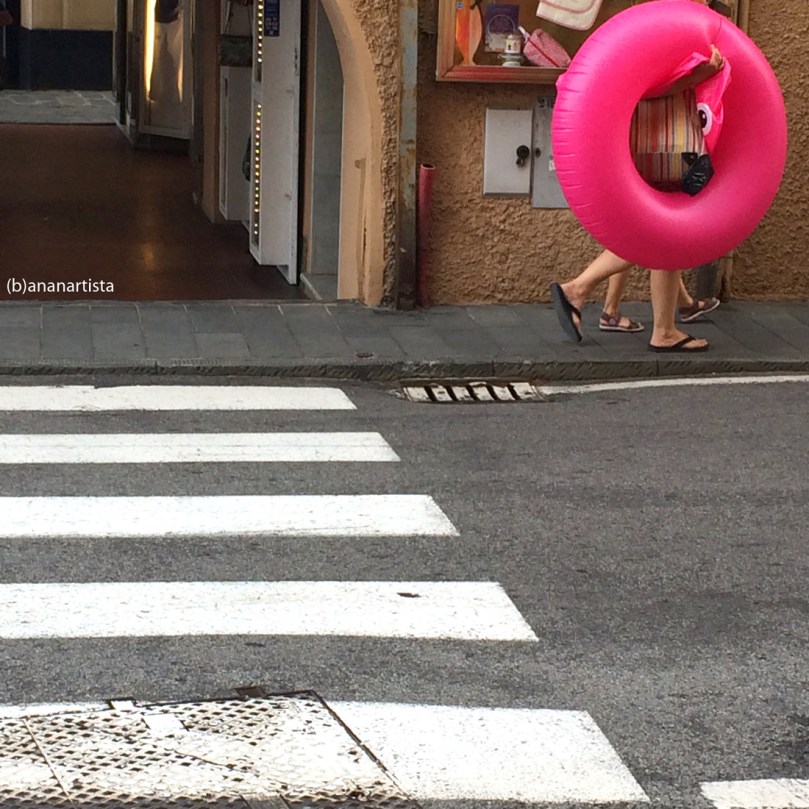 fuchsia circle walking: portrait photography by (b)ananartista sbuff