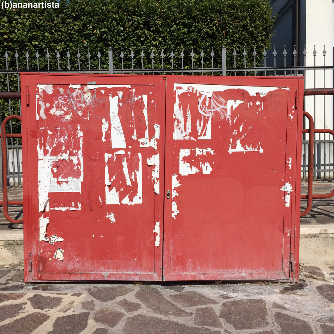 armadio rosso abbandonato container: fotografia di (b)ananartista sbuff