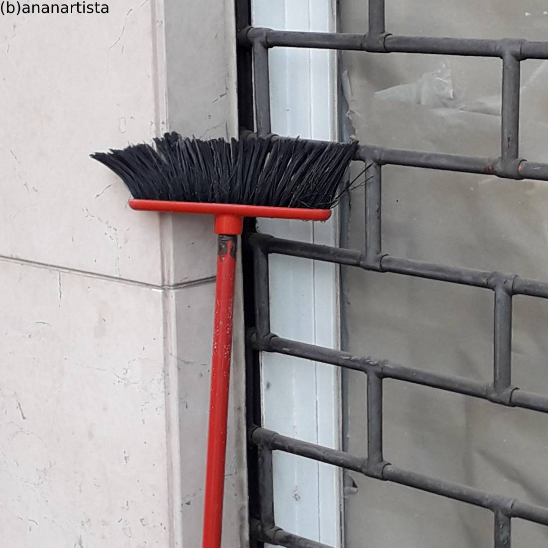 scopa senza senso - fotografia di (b)ananartista sbuff